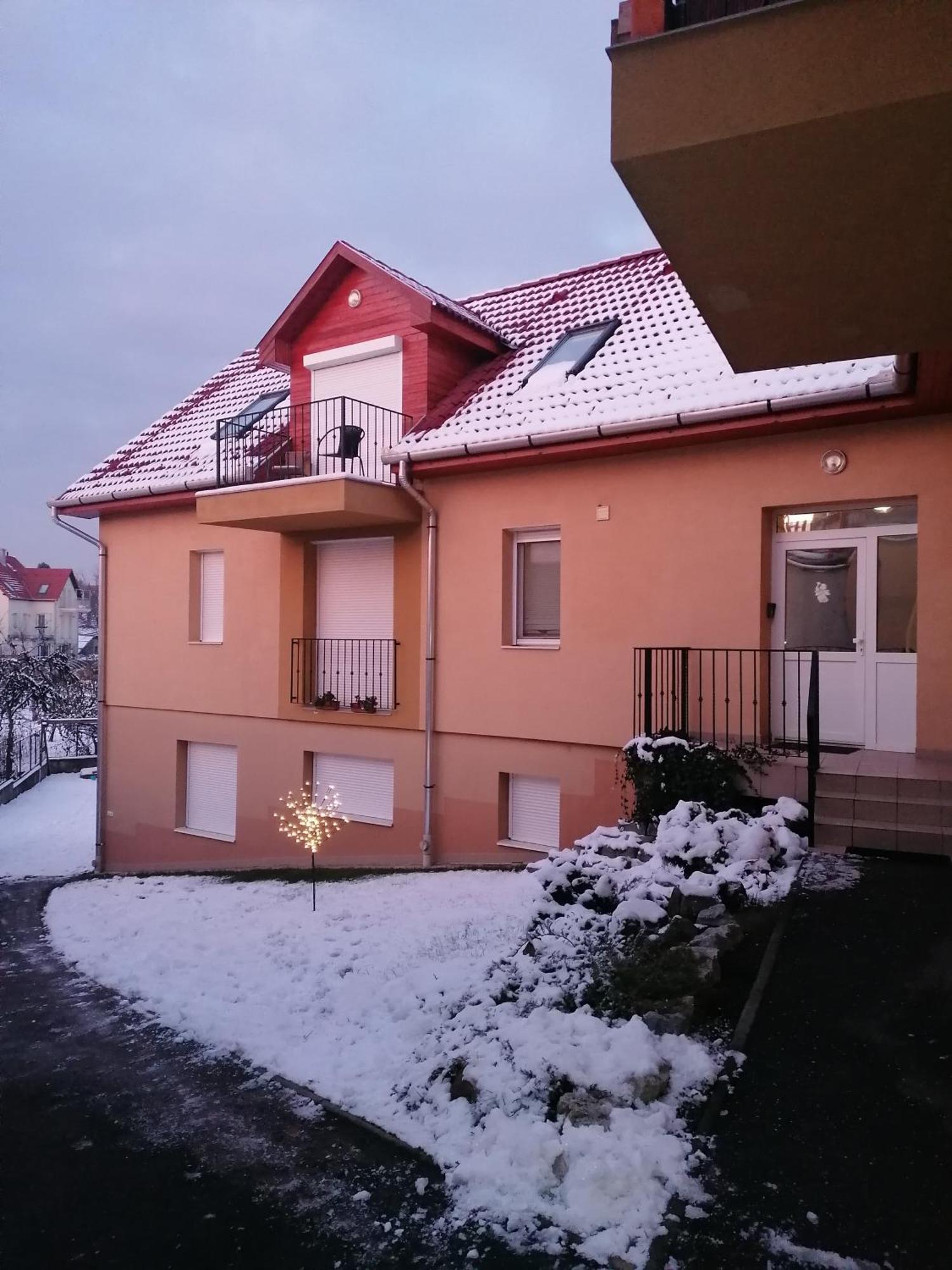 Zita Apartman Eger Buitenkant foto